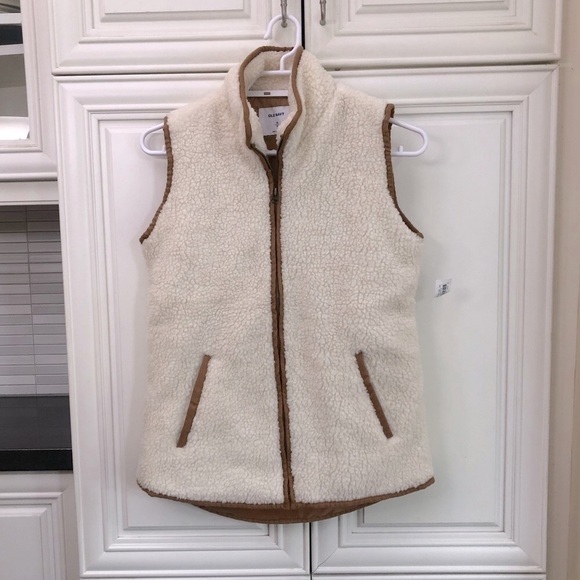 🥳HOST PICK🥳 NWT Old Navy women’s Sherpa vest - Picture 2 of 12